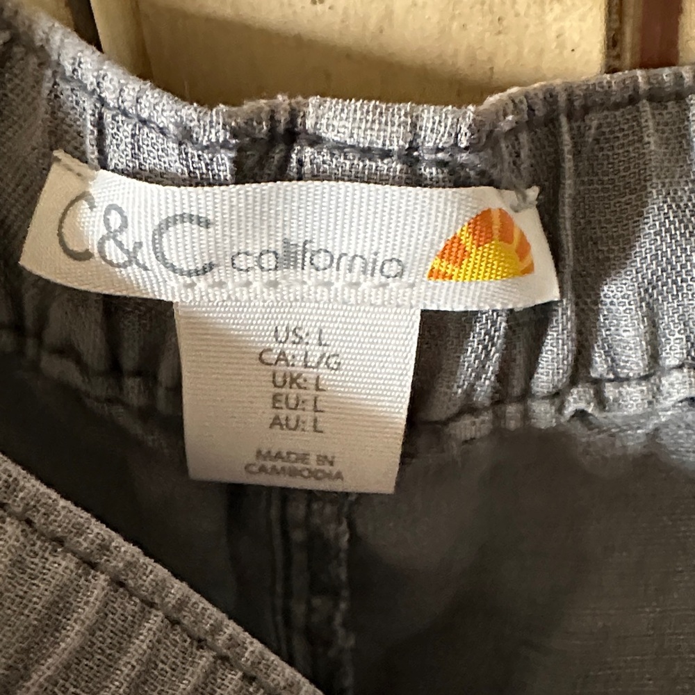 C&C California Women's Gray Cargo Capris Size Large - Picture 2 of 3
